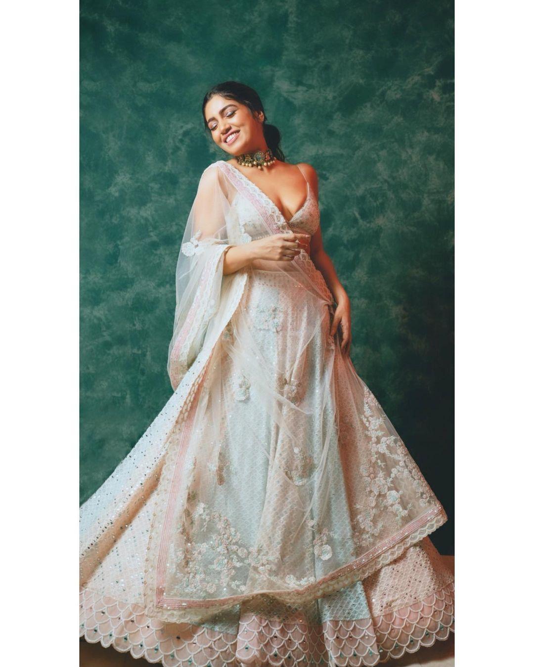 Bollywood actress Bhumi Pednekar exposing cleavage hot photos |very beautiful and cute photos gallery