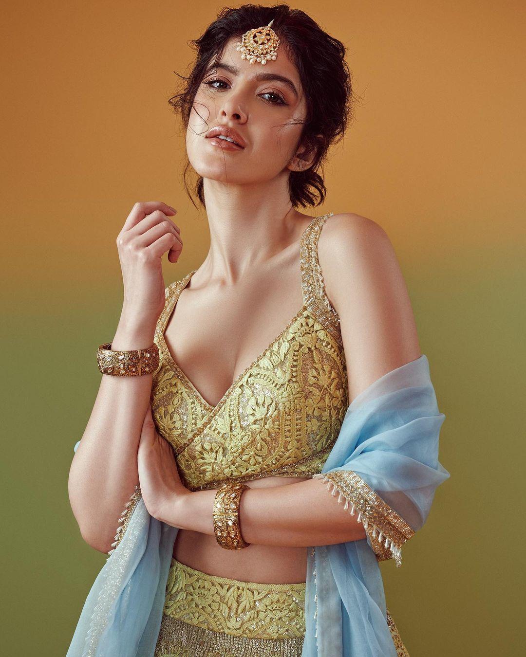 Shanaya kapoor exclusive and hot photos gallery | Shanaya kapoor very beautiful and sexy photoshoot
