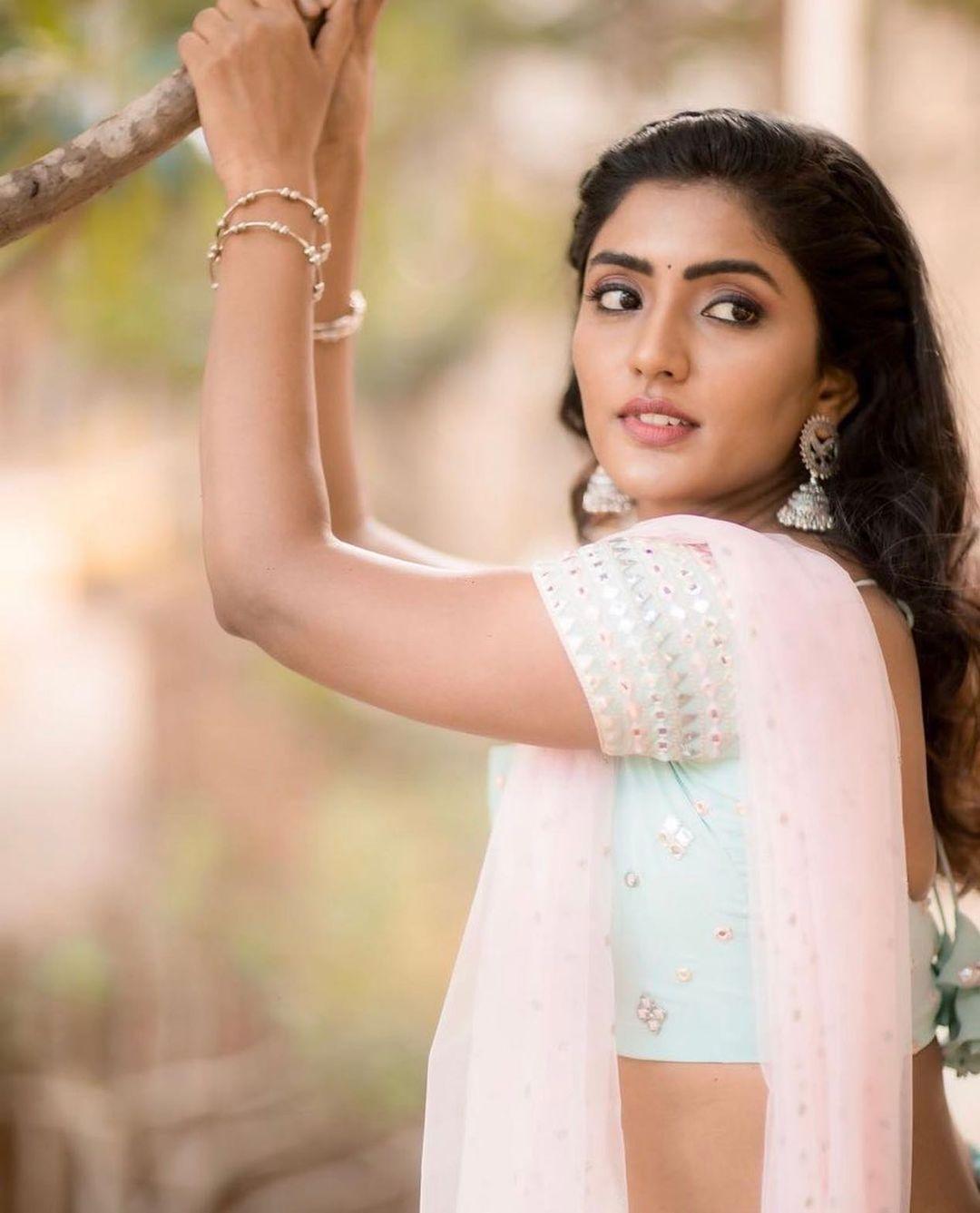 South Indian actress Eesha Rebba in half saree hot photos | looking very glamorous photos