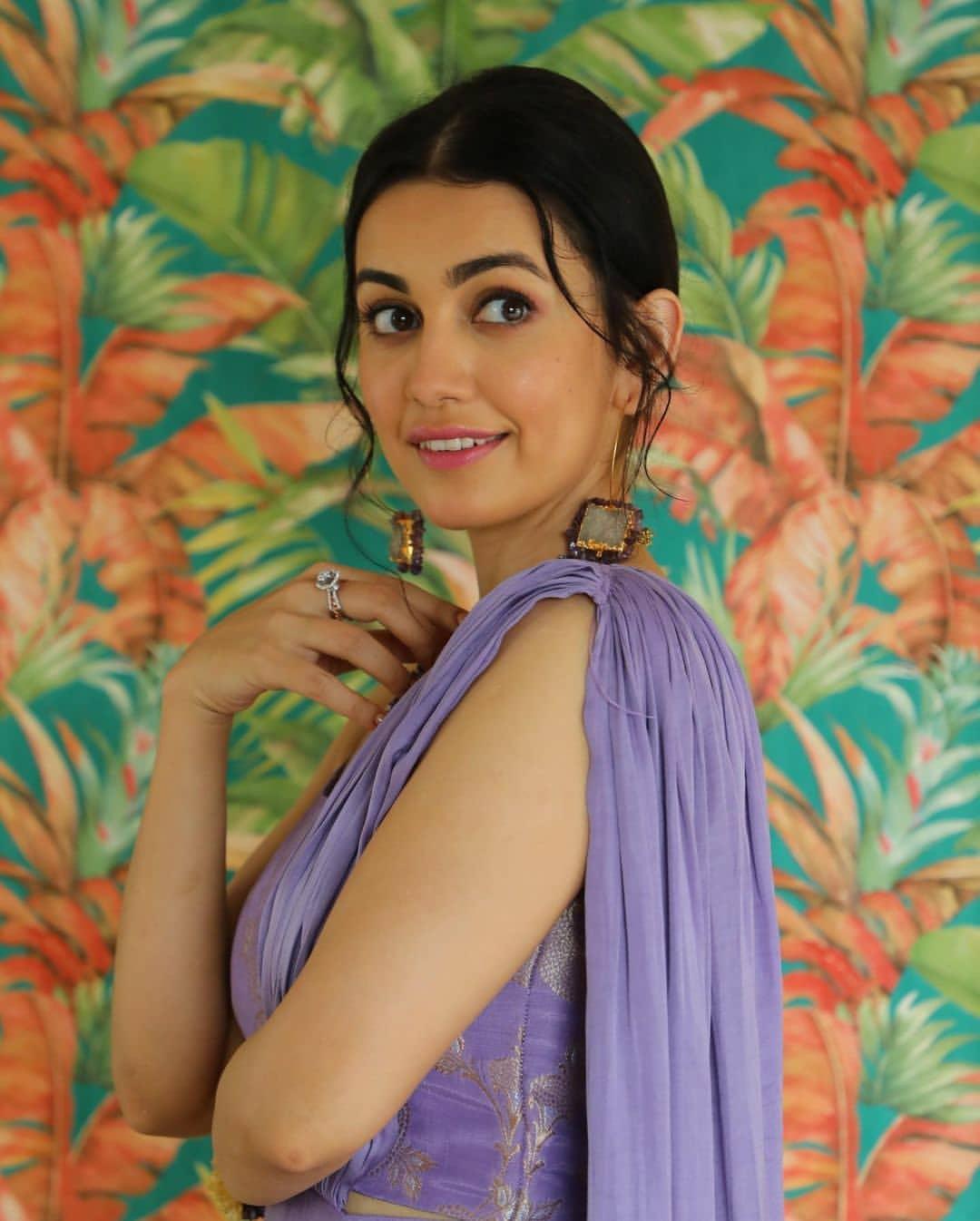 Actress Esha Kansara looking very glamorous and cute photos |Esha Kansara beautiful and cute photos