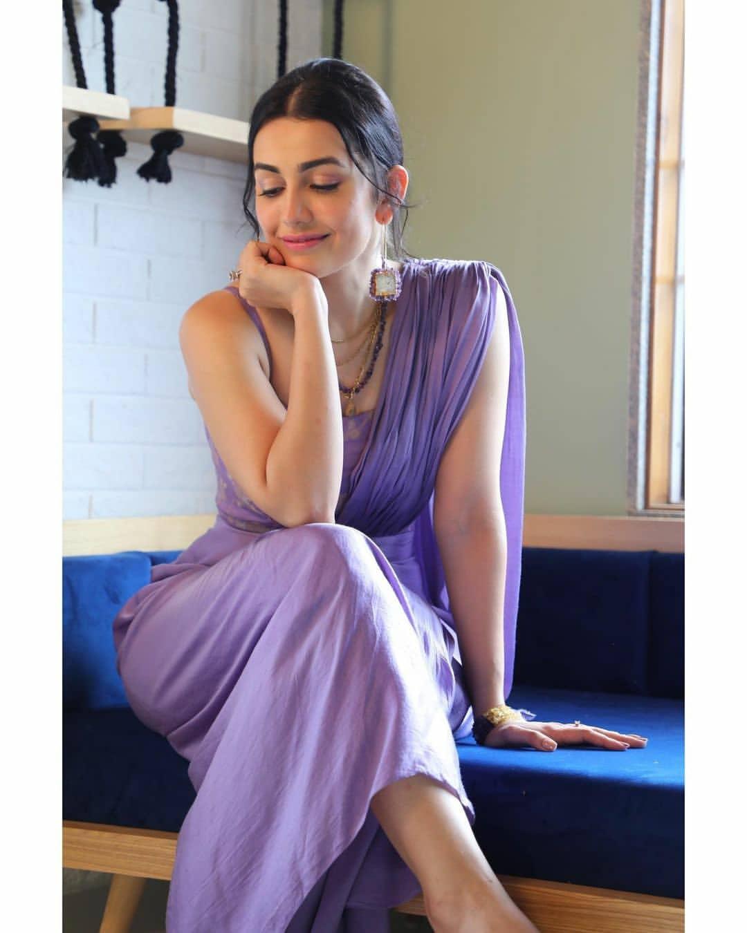 Actress Esha Kansara looking very glamorous and cute photos |Esha Kansara beautiful and glamorous pictures