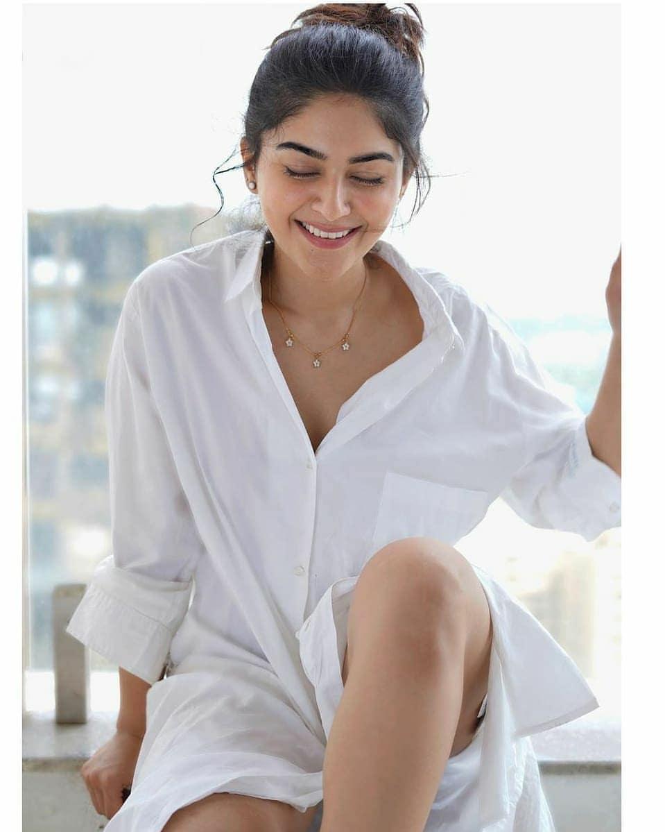 Actress Vaibhavi Shandilya looking very glamorous and cute photos |Vaibhavi Shandilya very beautiful and attractive hot photos