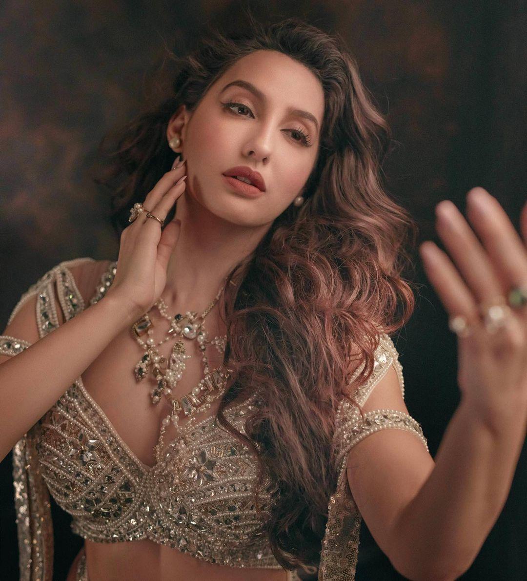 Nora Fatehi exposing very hot in belly dancing photos | Nora Fatehi looking very glamorous photos