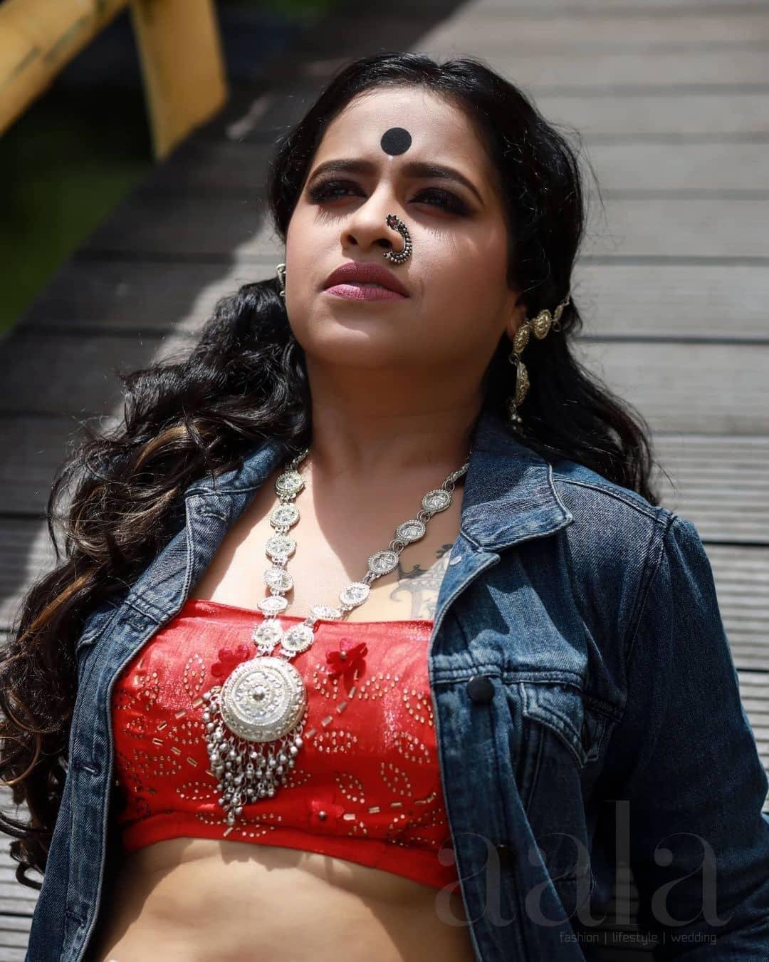 Sadhika Venugopal exposing navel hot photos gallery | Sadhika Venugopal looking very attractive and sexy photoshoot