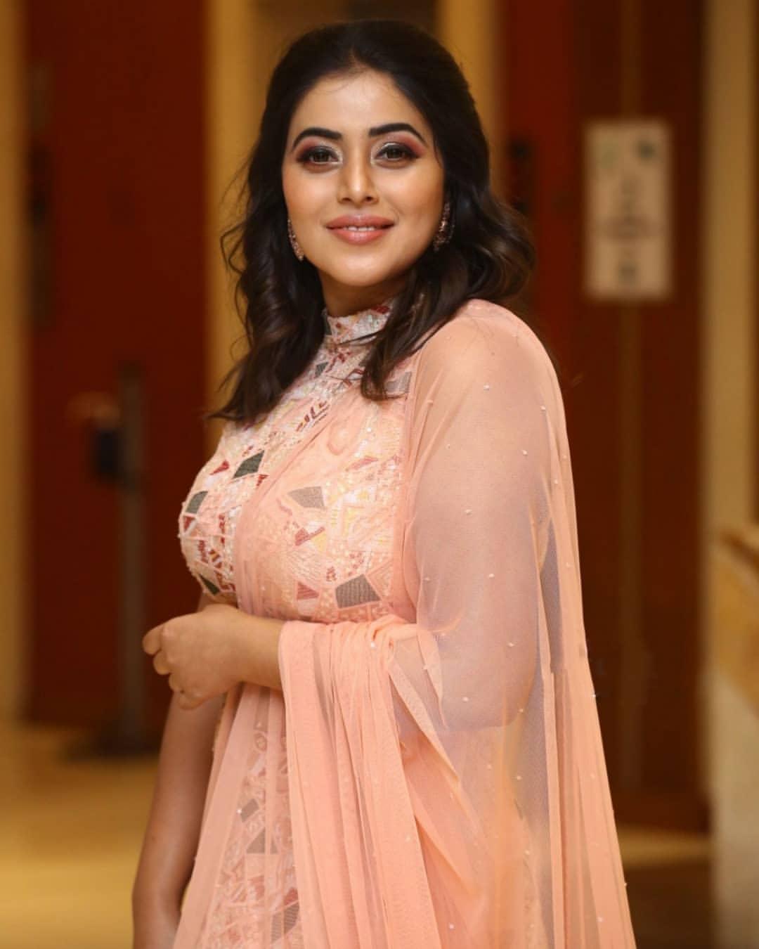 Shamna Kasim very Glamorous and cute stills | Shamna Kasim latest hot and sexy photoshoot