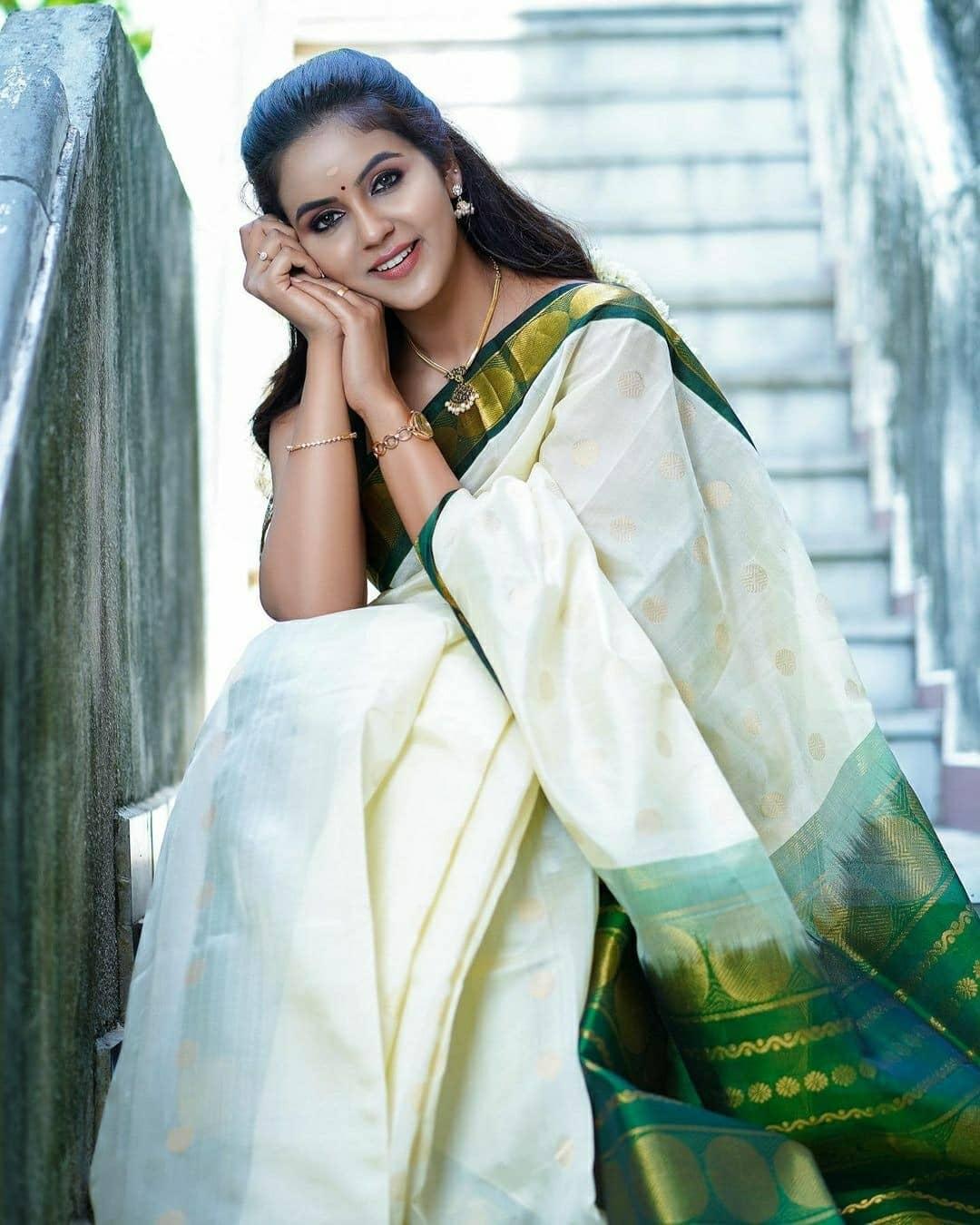 South Indian actress Chaitra Reddy in sleeveless blouse hot photos |Chaitra Reddy looking very beautiful and cute stills