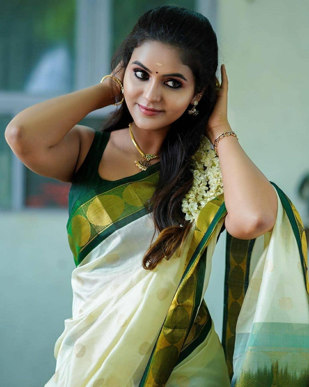 South Indian actress Chaitra Reddy in sleeveless blouse hot photos |Chaitra Reddy very attractive and hot stills