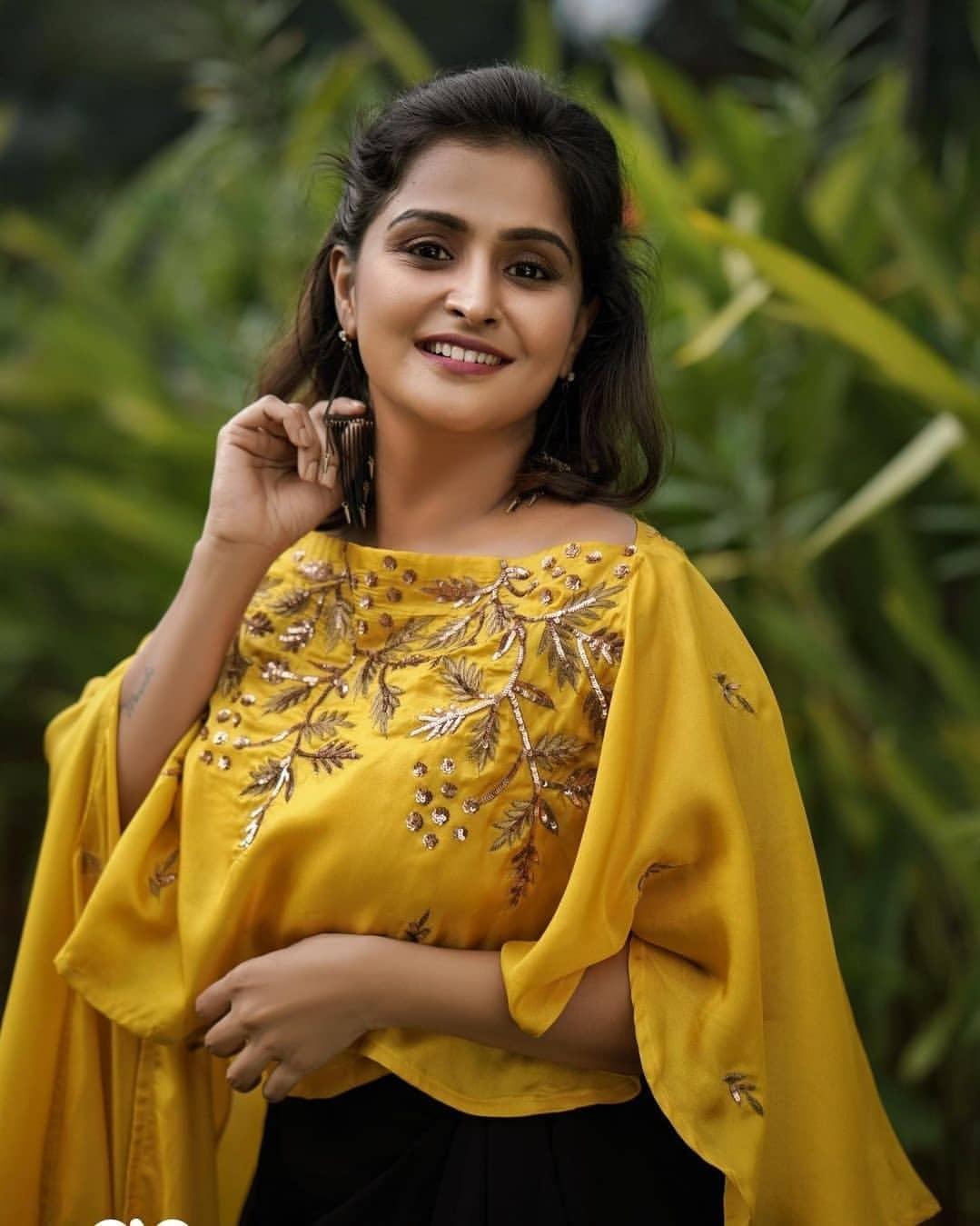 South Indian actress Remya Nambeesan hot photos | Remya Nambeesan looking very attractive and hot stills