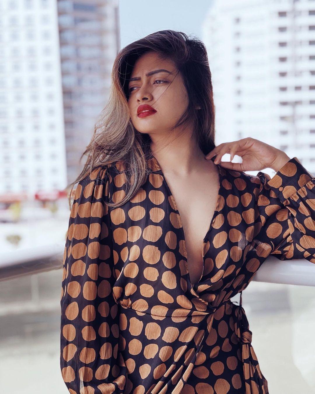 Shalin Zoya exposing very Glamorous hot photos | Shalin Zoya exposing cleavage photos gallery