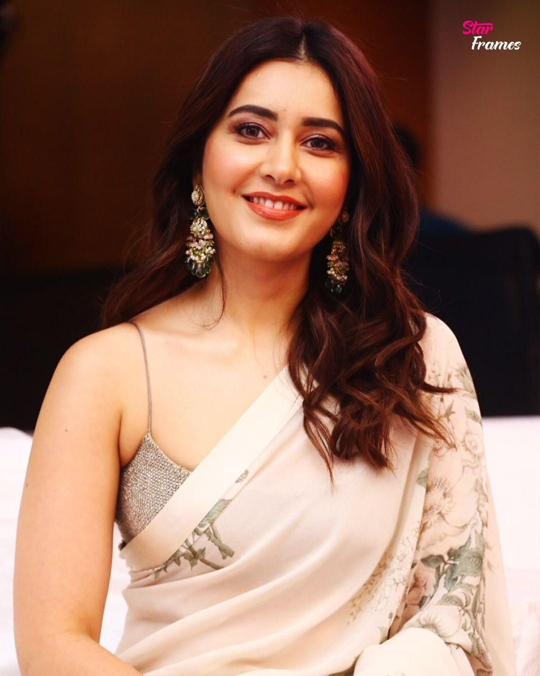 South Indian actress Rashi Khanna in sleeveless blouse hot photos gallery |Rashi Khanna latest hot and sexy photoshoot