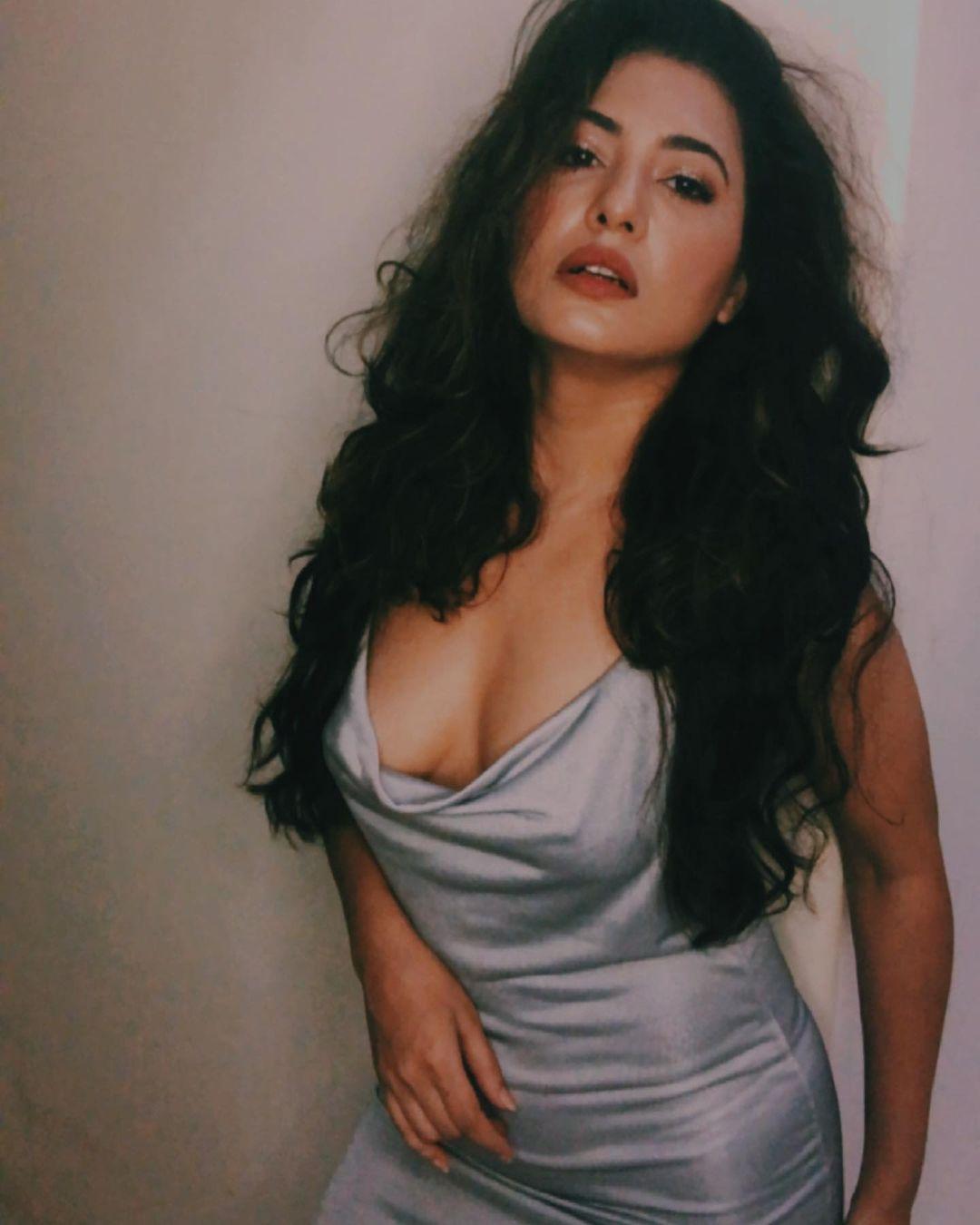 Bollywood actress Poonam Rajput exposing cleavage hot photos | Poonam Rajput looking very attractive and sexy photoshoot