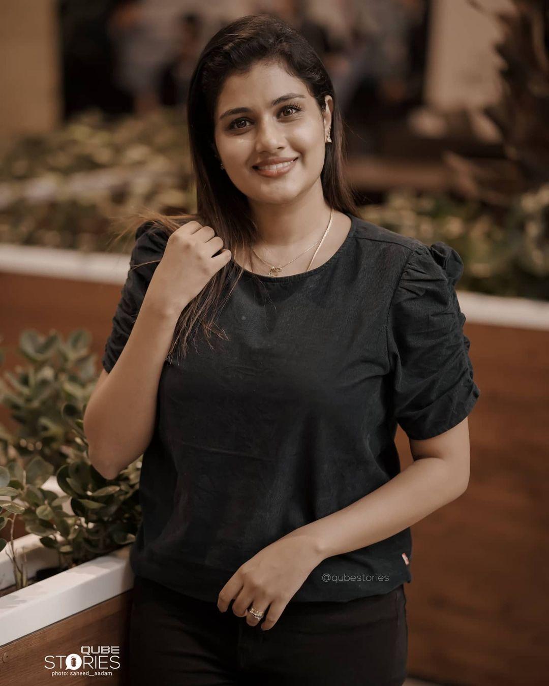 Malayalam Anchor Alina Padikkal in black dress hot photos | Alina Padikkal exclusive hot and sexy photoshoot