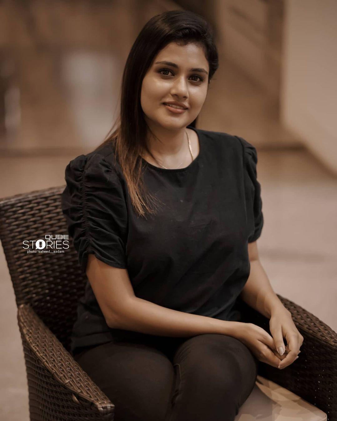 Malayalam Anchor Alina Padikkal in black dress hot photos | Alina Padikkal looking very glamorous photos