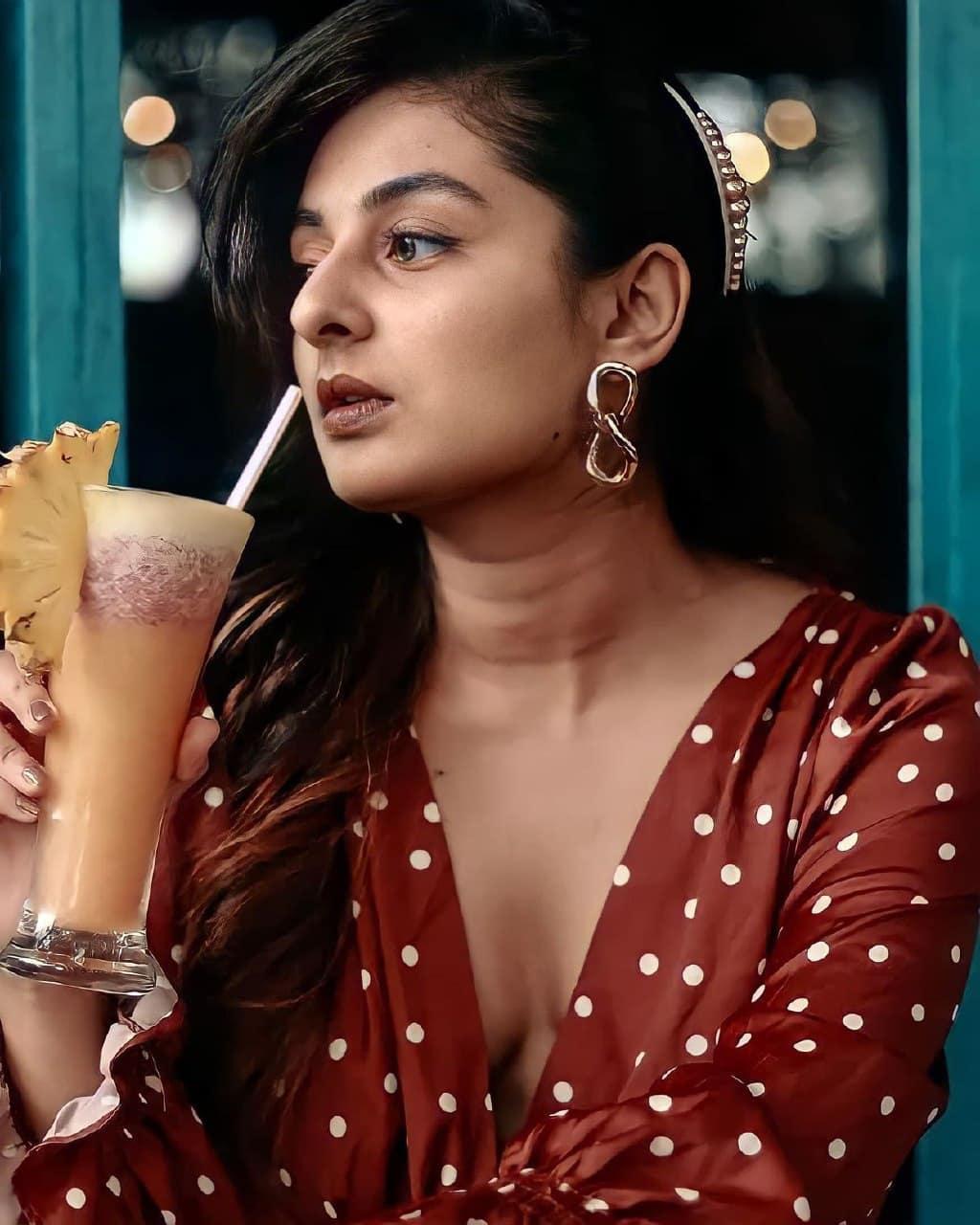 Malayalam actress Esther anil exposing cleavage photos gallery |Esther anil very glamorous and cute photos