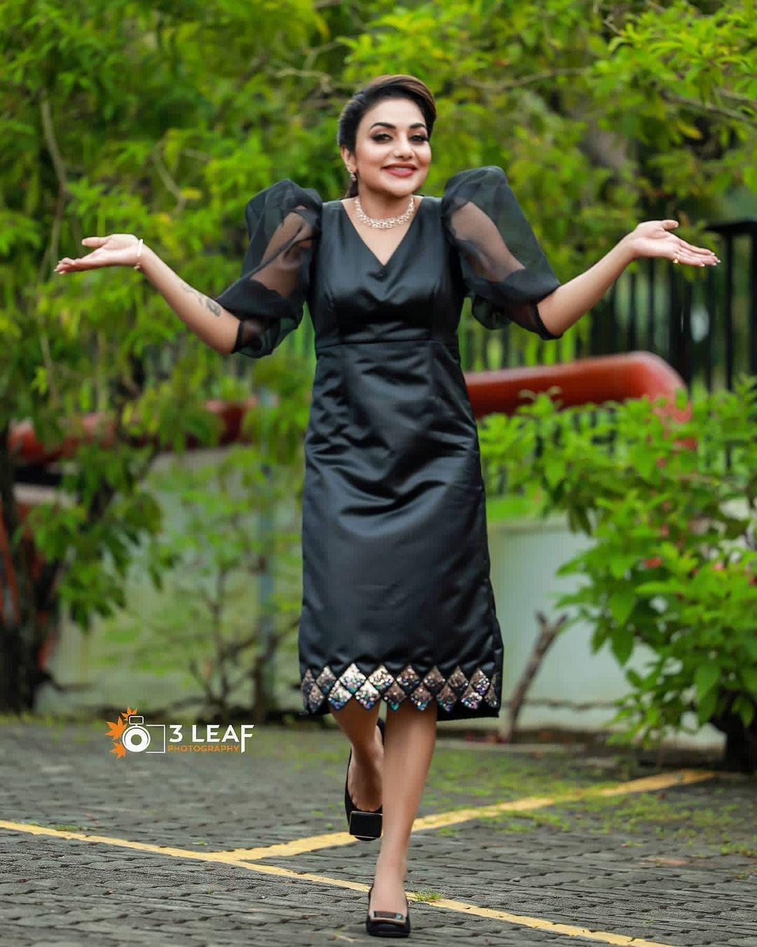 South Indian Singer Rimi tomy looking very glamorous photos |Rimi tomy exclusive hot and sexy photoshoot