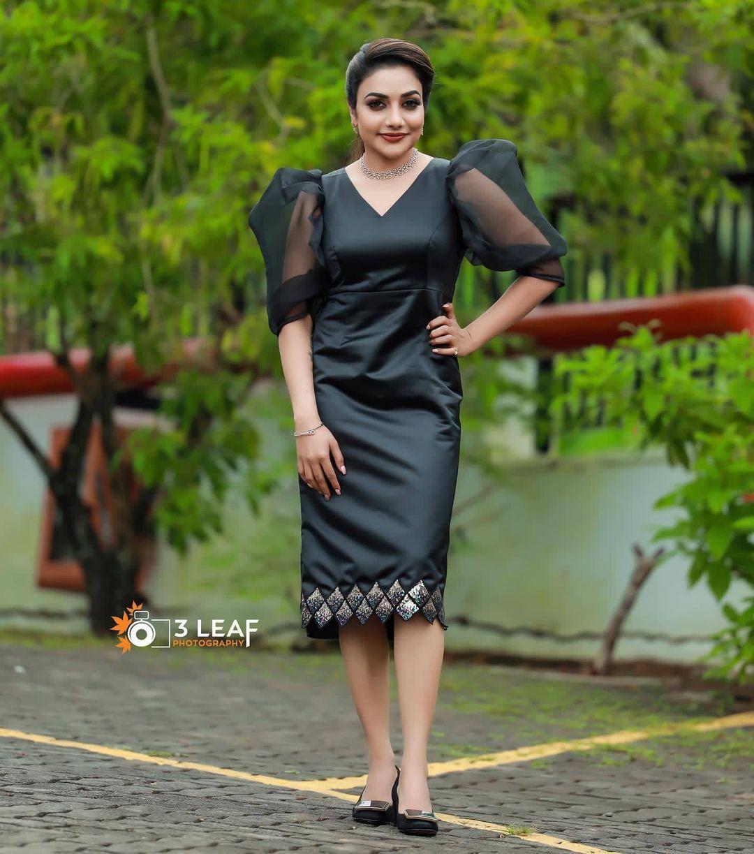 South Indian Singer Rimi tomy looking very glamorous photos |Rimi tomy very beautiful and glamorous pictures