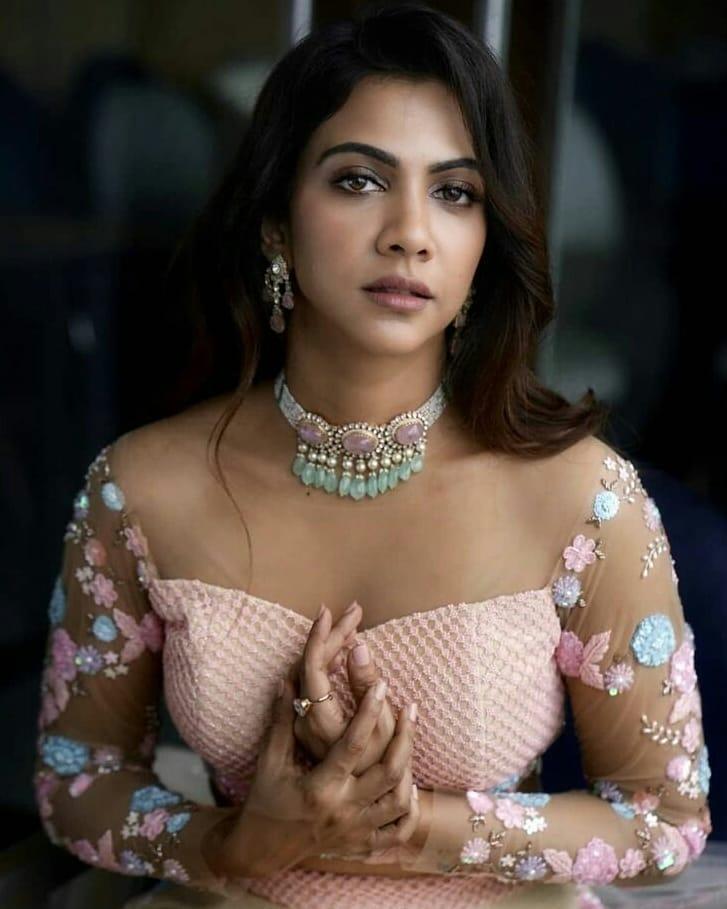 South Indian actress Madonna Sebastian hot and sexy photoshoot | Madonna Sebastian exposing latest hot and sexy stills