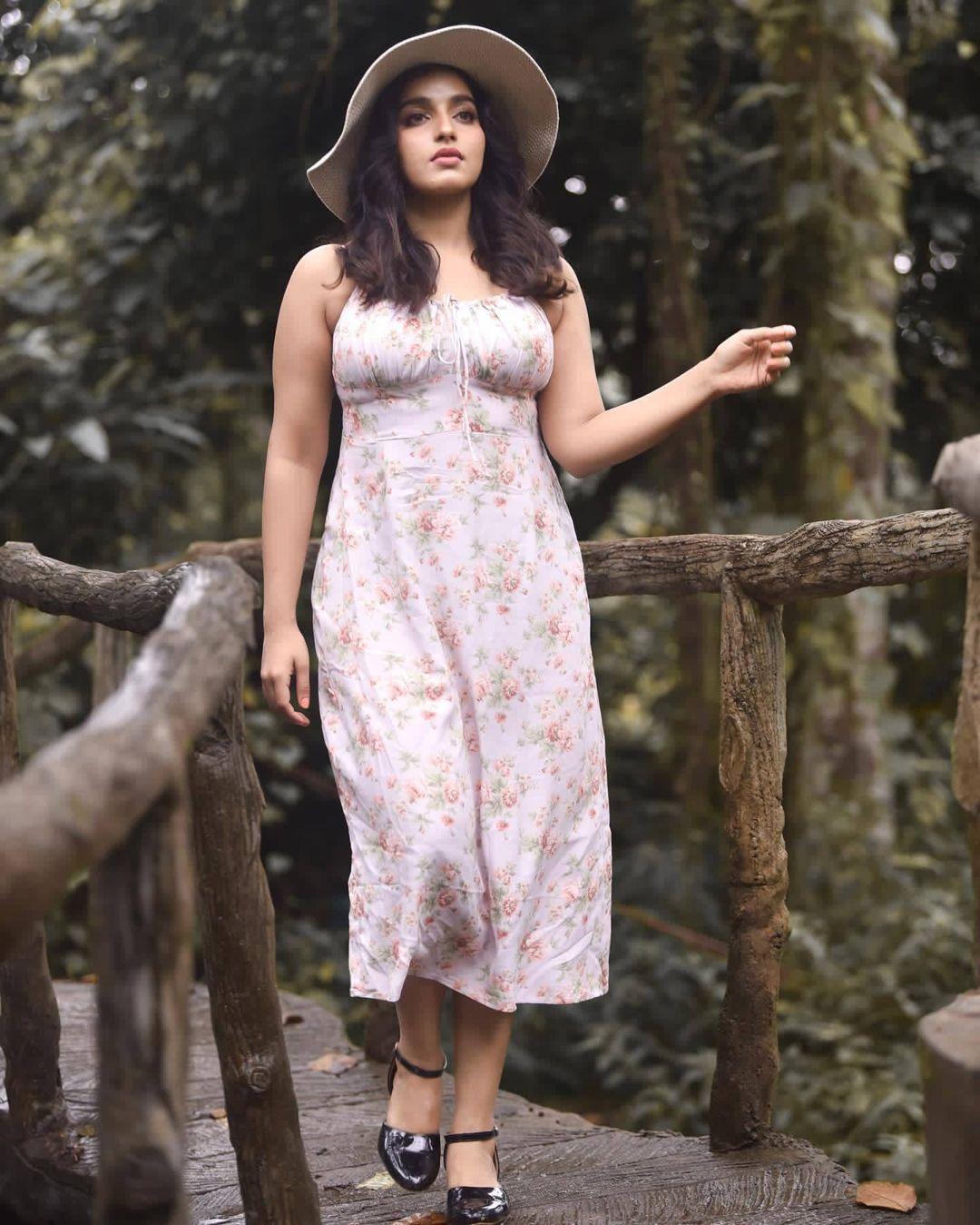 South indian actress Malavika Menon exclusive hot and spicy photos |Malavika Menon looking very beautiful and glamorous pictures