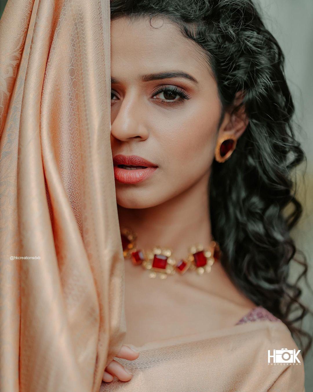 Malayalam television actress Meenakshi Raveendran in Saree hot photos |Meenakshi Raveendran looking very beautiful and glamorous pictures