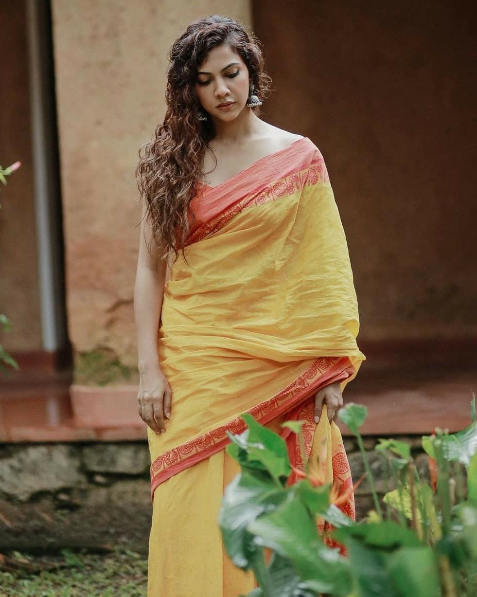 South Indian actress Madonna Sebastian in Saree hot photos | Madonna Sebastian exclusive hot and sexy photoshoot