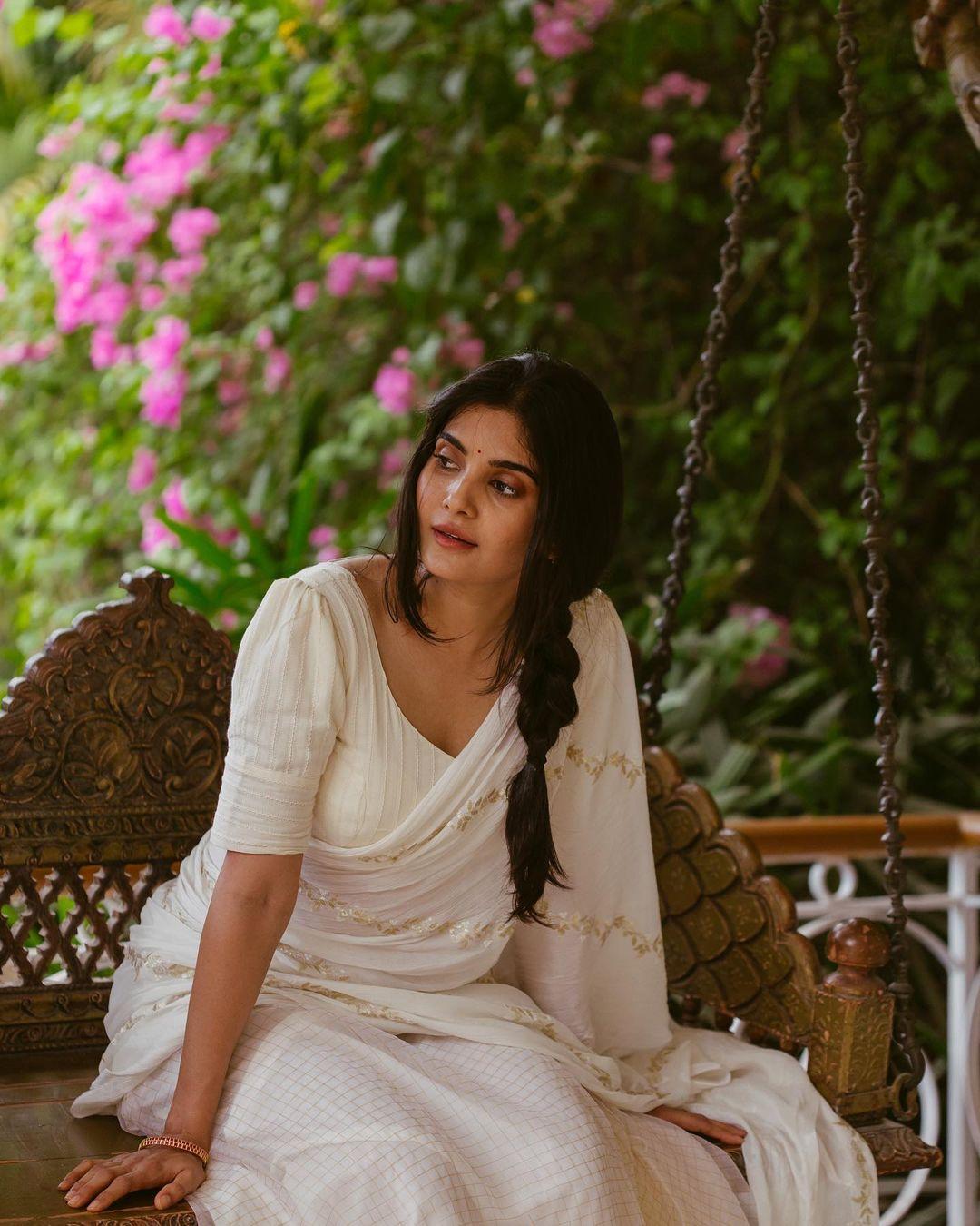 South Indian actress Madhuri in saree hot and sexy photoshoot | Madhuri looking very glamorous photos in saree