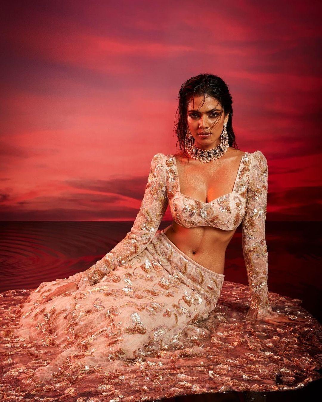 South Indian actress Malavika Mohanan exclusive hot and sexy photoshoot |Malavika Mohanan looking very attractive and hot photos