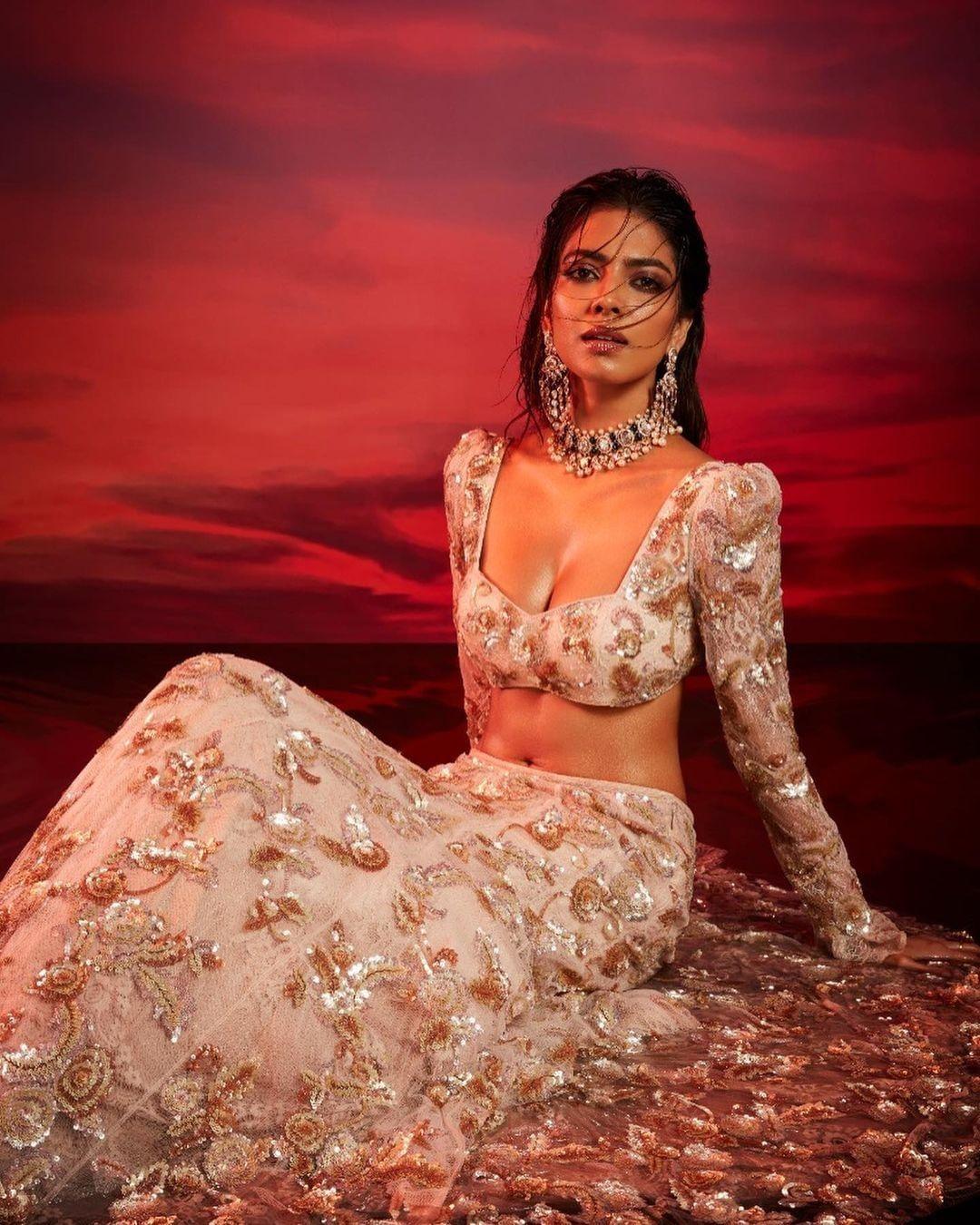 South Indian actress Malavika Mohanan exclusive hot and sexy photoshoot |Malavika Mohanan very glamorous and cute photos