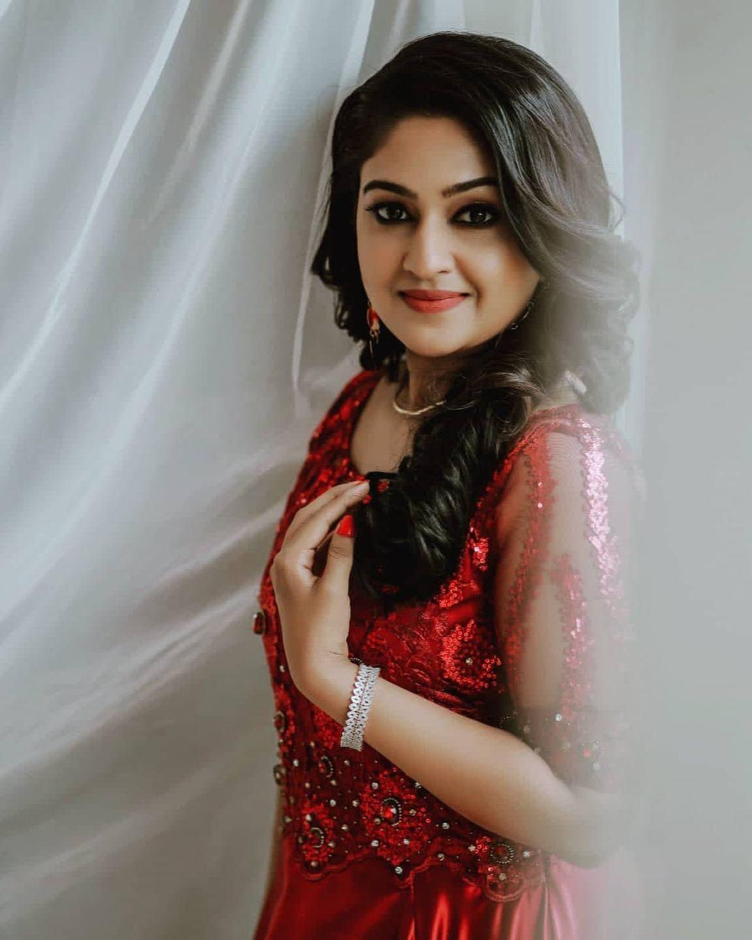 Malayalam actress Mithra Kurian looking very glamorous photos |Mithra Kurian exclusive hot and sexy photoshoot