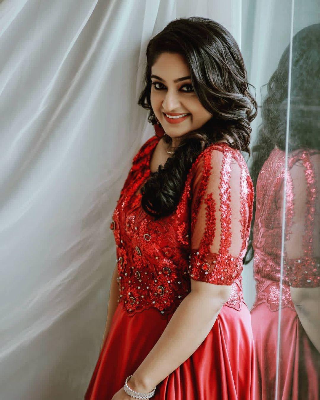 Malayalam actress Mithra Kurian looking very glamorous photos |Mithra Kurian looking very glamorous and cute photos