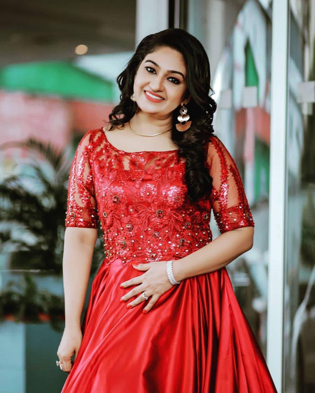 Malayalam actress Mithra Kurian looking very glamorous photos |Mithra Kurian very beautiful and glamorous pictures