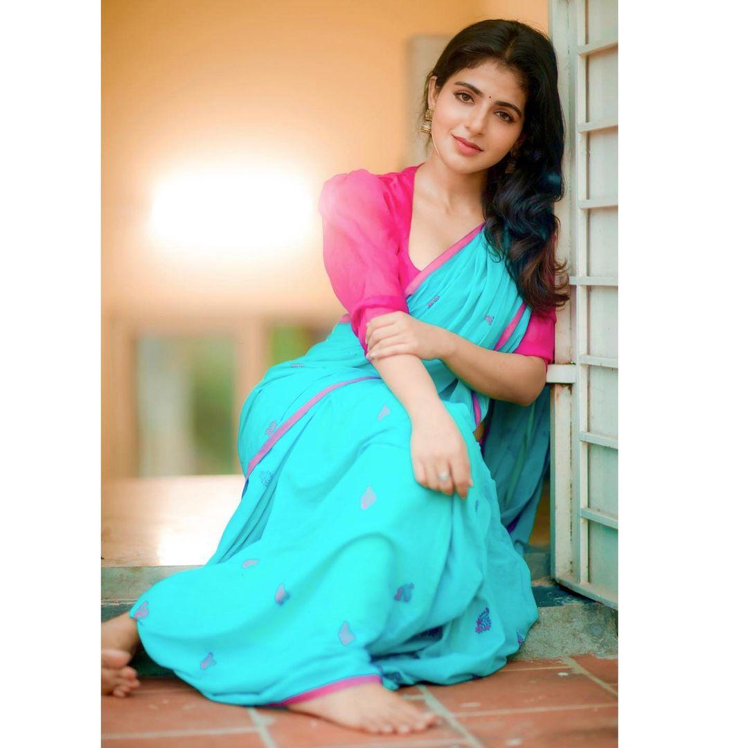 Tamil actress Iswarya Menon in saree exposing hot photos | Iswarya Menon exposing hot and sexy photoshoot