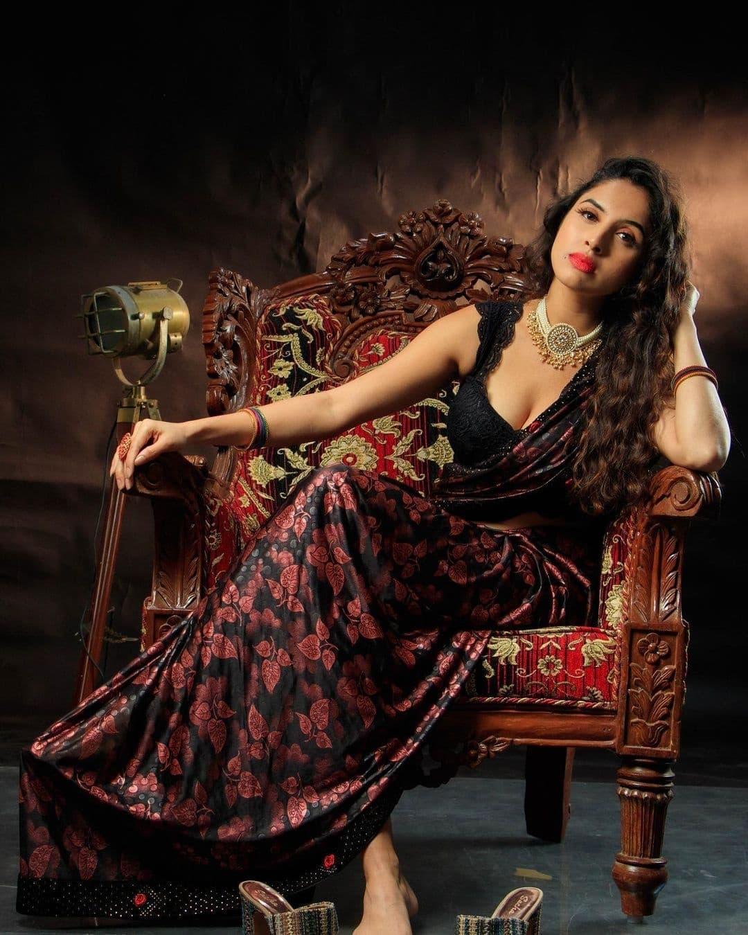 Priyanka kholgade in saree exposing cleavage photos gallery | Priyanka kholgade looking very attractive and sexy photoshoot