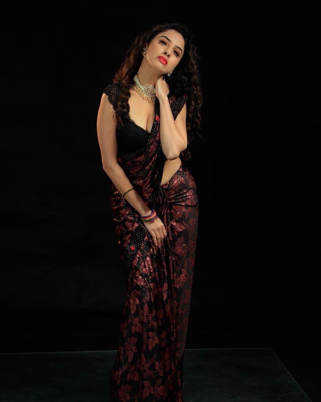 Priyanka kholgade in saree exposing cleavage photos gallery | Priyanka kholgade looking very glamorous and cute photos