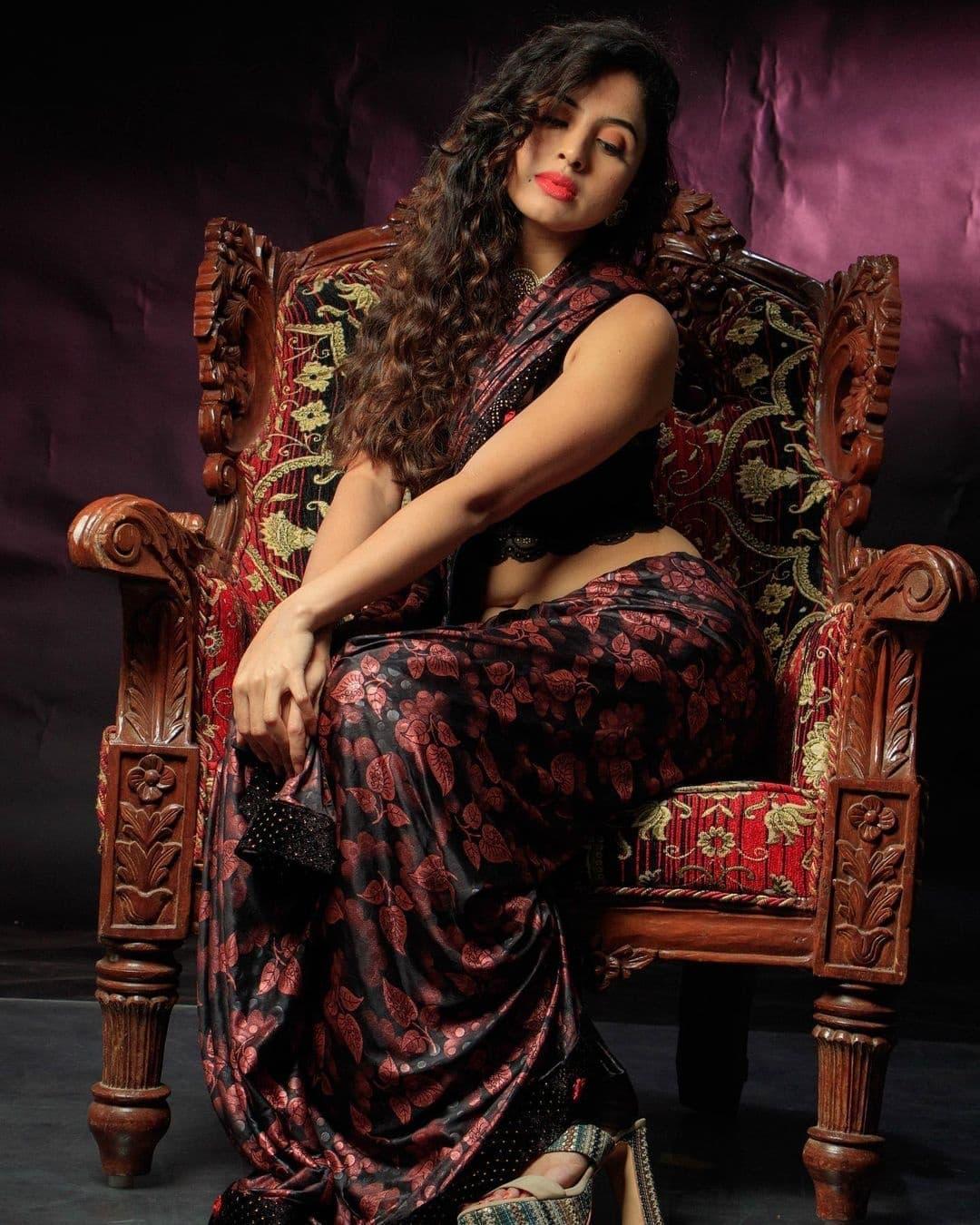 Priyanka kholgade in saree exposing cleavage photos gallery | Priyanka kholgade very beautiful and glamorous pictures