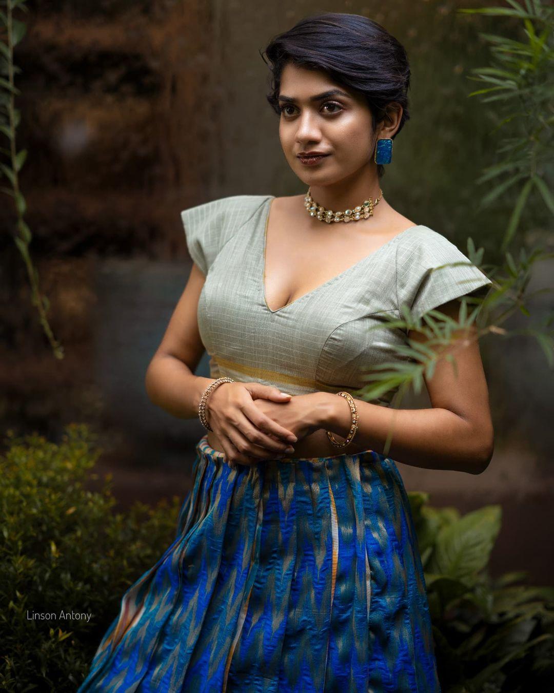 South Indian sexy actress Anarkali Marikar exposing Cleavage photos