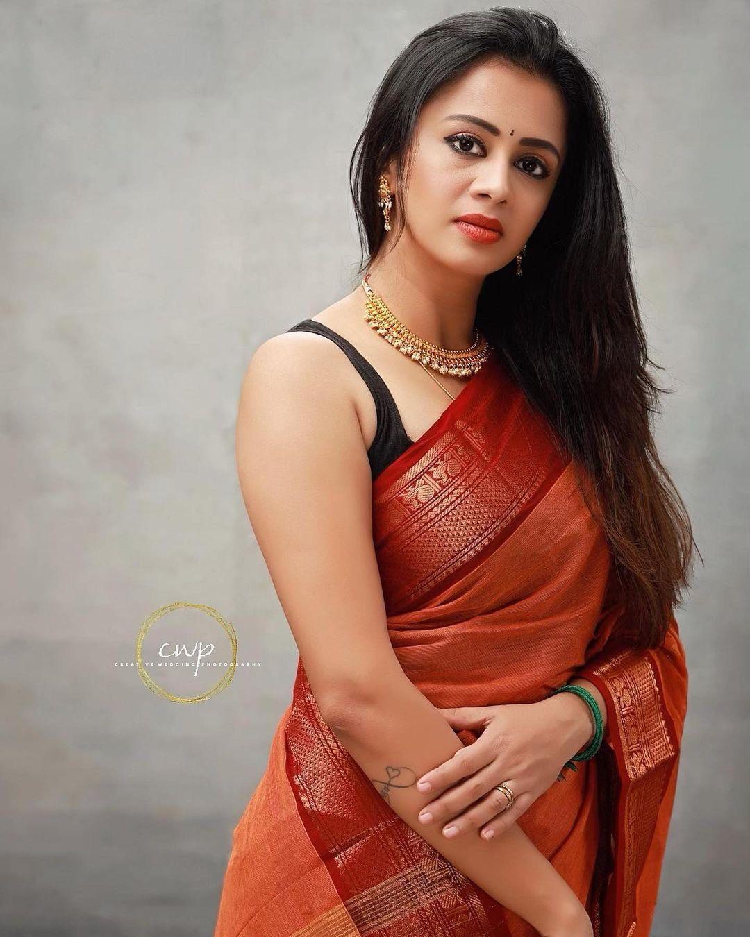 Tamil model Anjana Rangan in sleeveless blouse and Saree hot photos | Anjana Rangan exposing very hot photos gallery