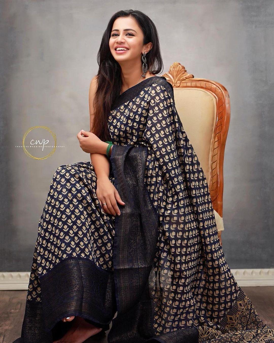 Tamil model Anjana Rangan in sleeveless blouse and Saree hot photos | Anjana Rangan looking very glamorous photos