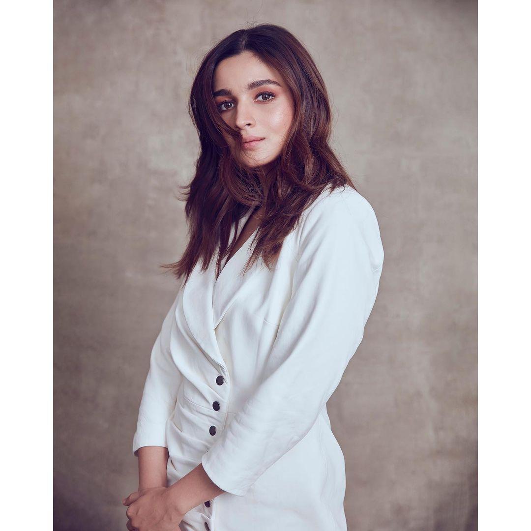 Bollywood actress Alia Bhatt exclusive hot photos |Alia Bhatt exposing hot photos gallery