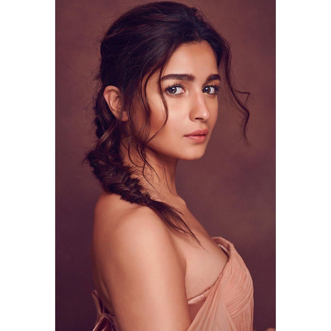 Bollywood actress Alia Bhatt exclusive hot photos |Alia Bhatt very beautiful and glamorous pictures