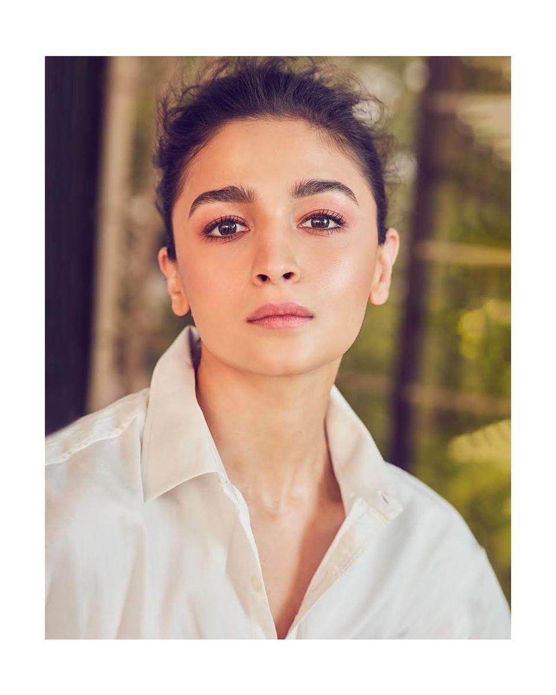 Bollywood actress Alia Bhatt exclusive hot photos |Alia Bhatt very beautiful and glamorous pictures
