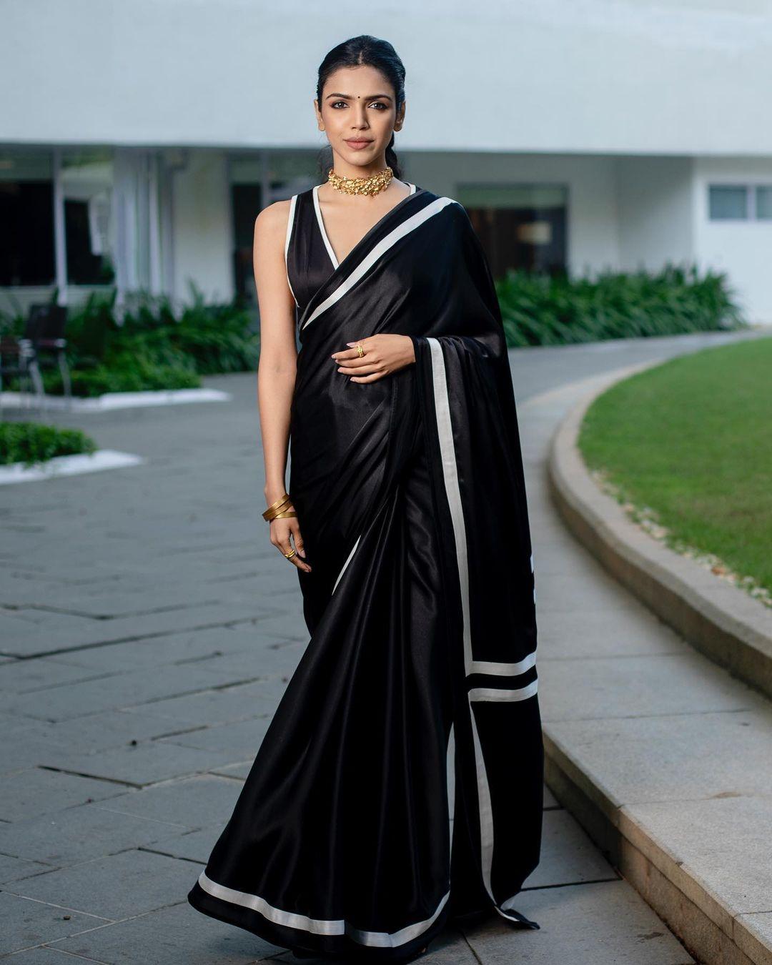 Bollywood actress Shriya Pilgaonkar exposing in sleeveless blouse hot photos |Shriya Pilgaonkar exposing hot and sexy photoshoot