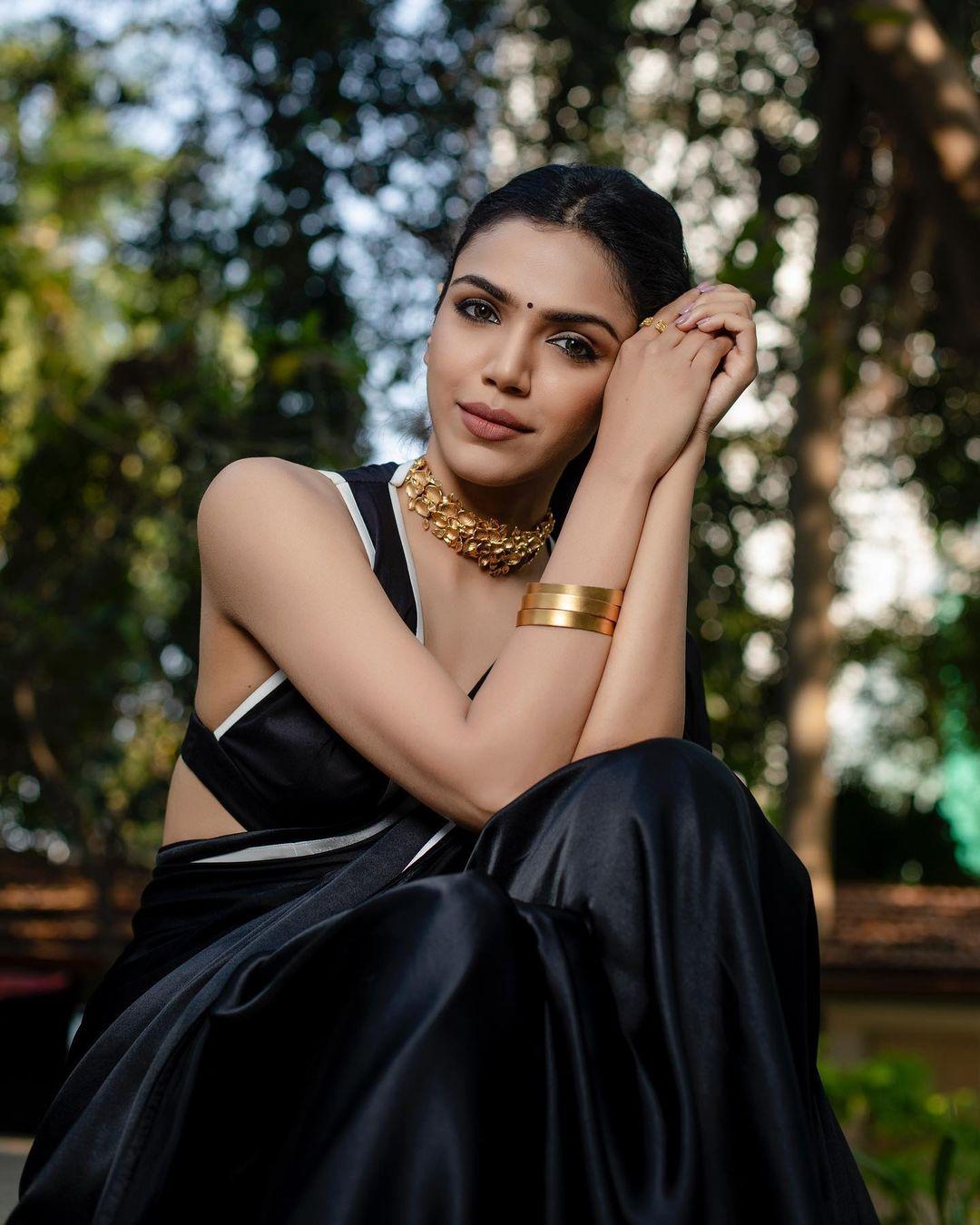 Bollywood actress Shriya Pilgaonkar exposing in sleeveless blouse hot photos |Shriya Pilgaonkar looking very beautiful and glamorous pictures