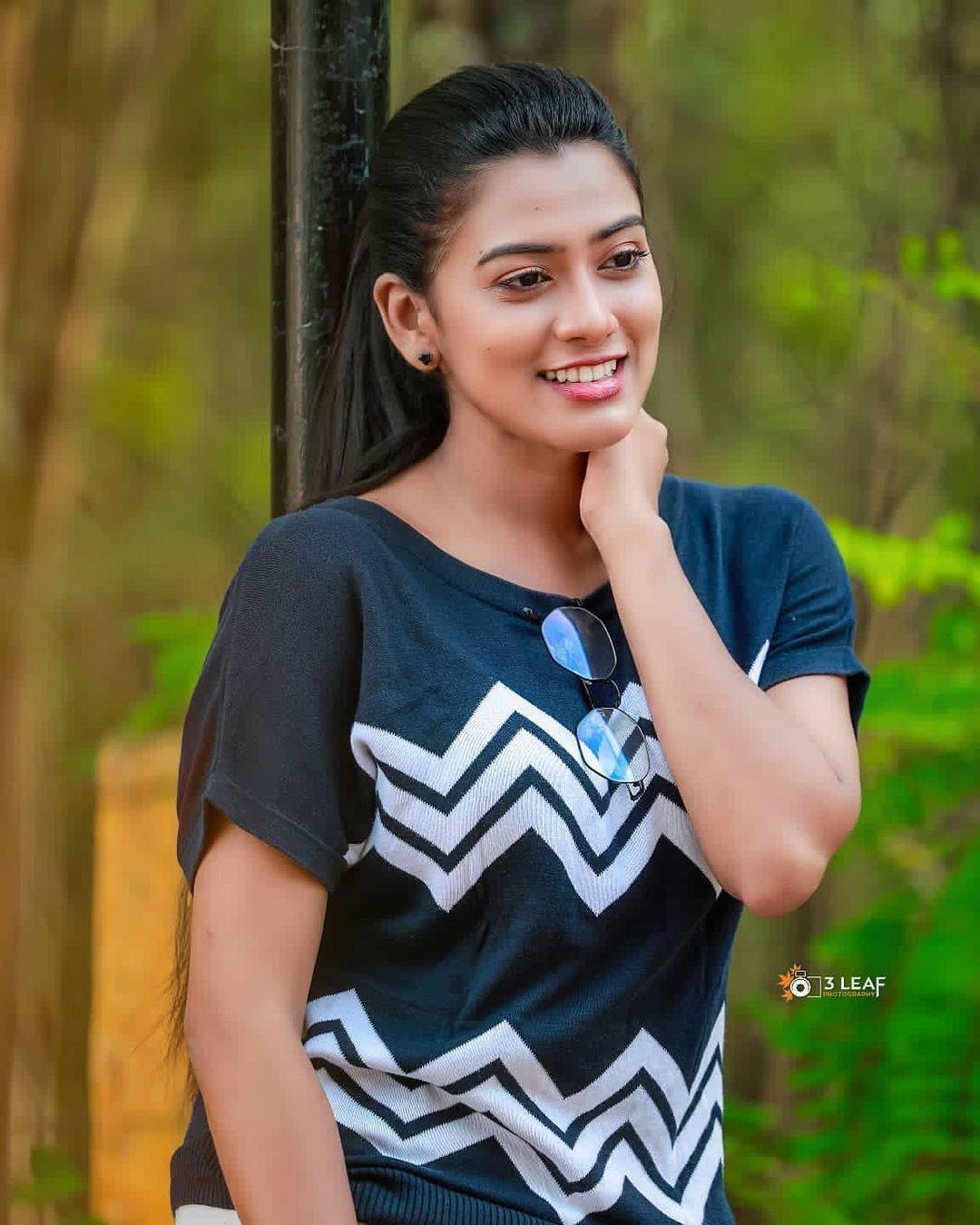 Malayalam television anchor Dayyana Hameed looking very glamorous photos |Dayyana Hameed very attractive and sexy photoshoot