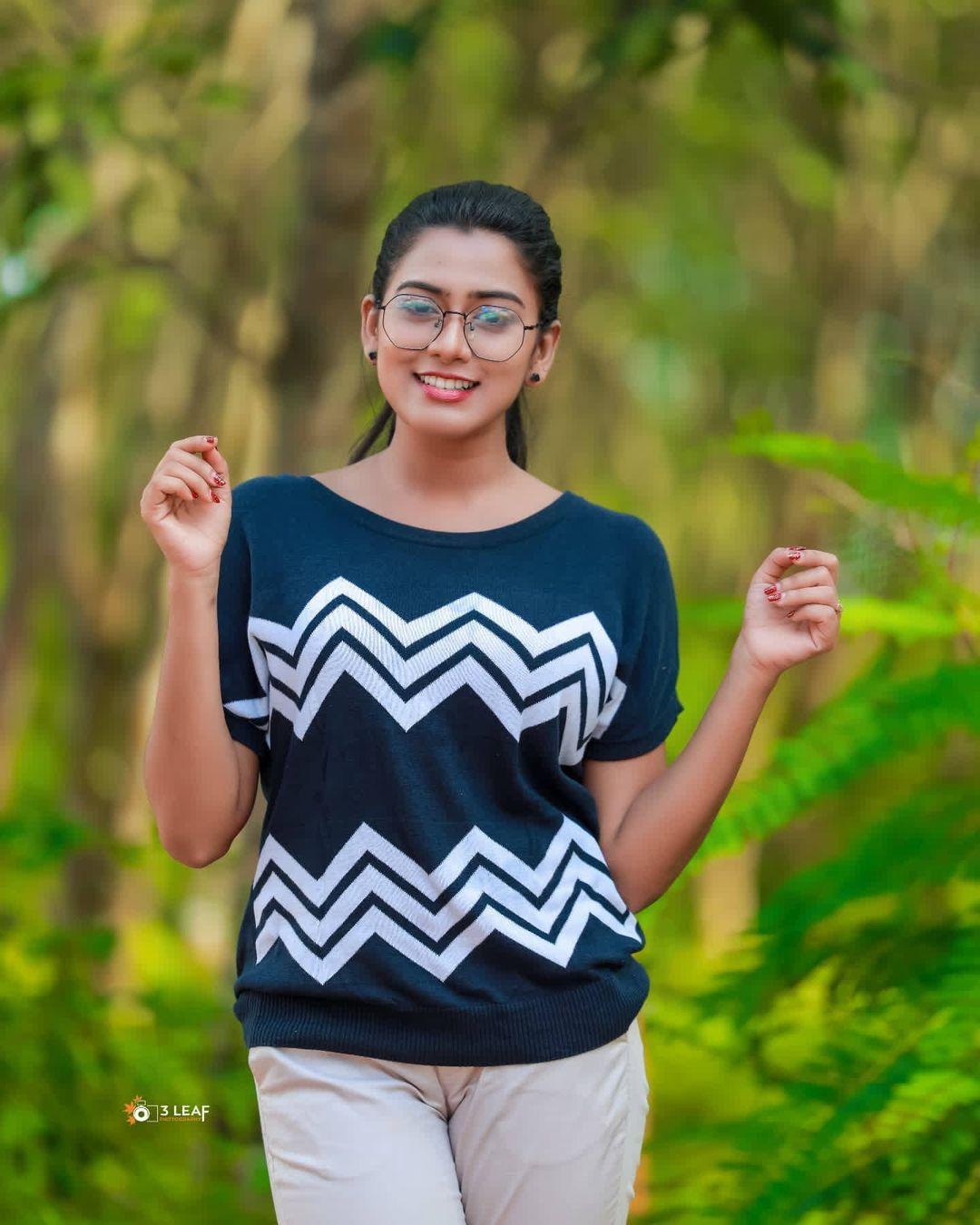 Malayalam television anchor Dayyana Hameed looking very glamorous photos |Dayyana Hameed very beautiful and cute photos
