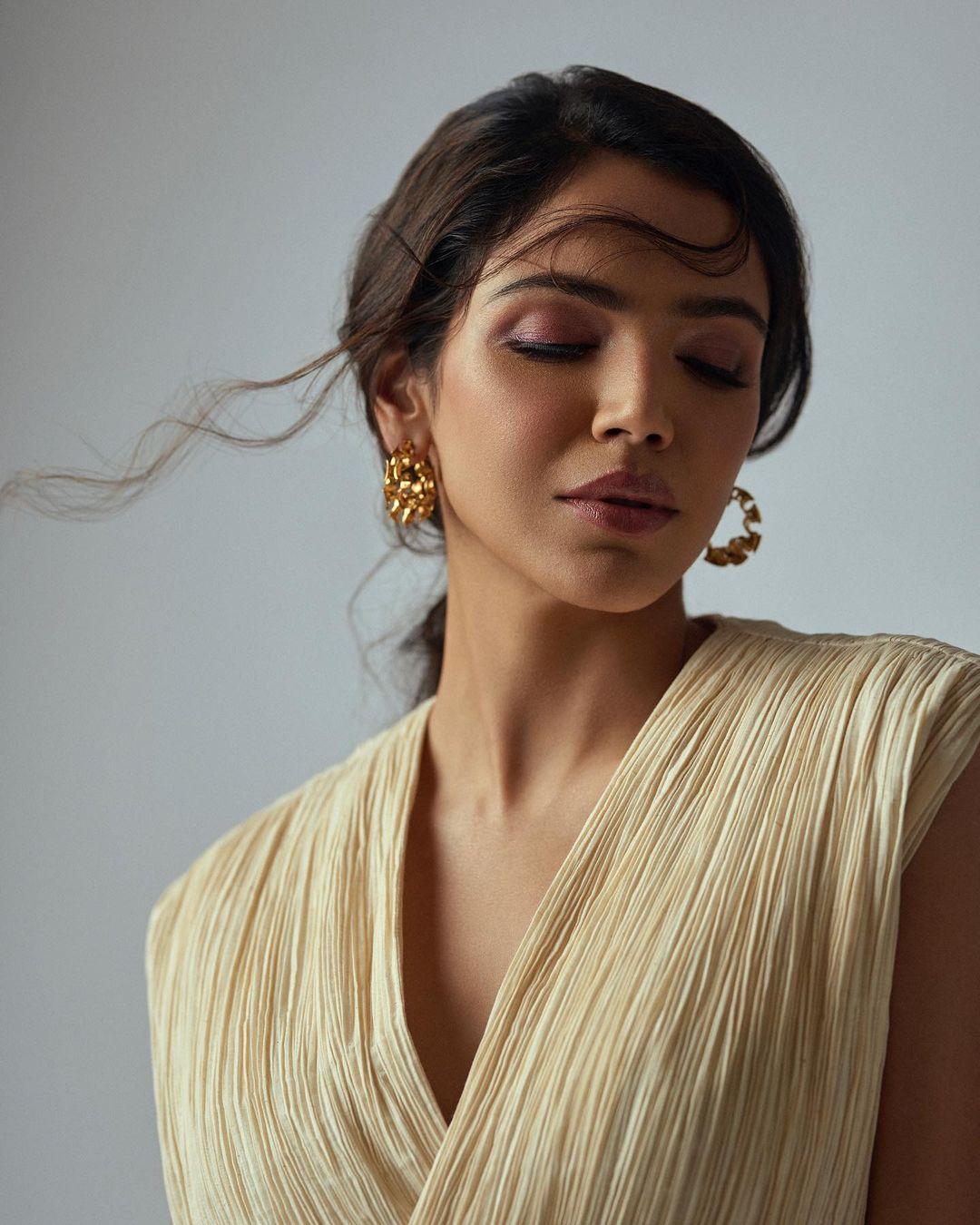 Shriya Pilgaonkar exposing hot and sexy photoshoot | Shriya Pilgaonkar very glamorous and cute photos gallery