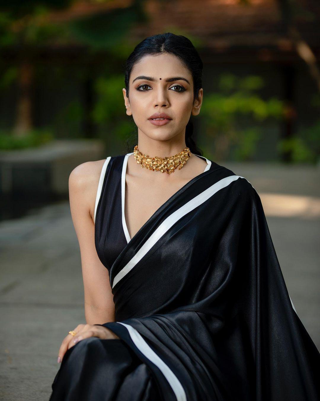 Shriya Pilgaonkar in black sleeveless blouse and Saree hot photos |Shriya Pilgaonkar looking very attractive and hot photos