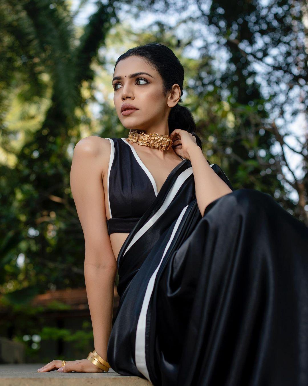 Shriya Pilgaonkar in black sleeveless blouse and Saree hot photos |Shriya Pilgaonkar looking very glamorous photos