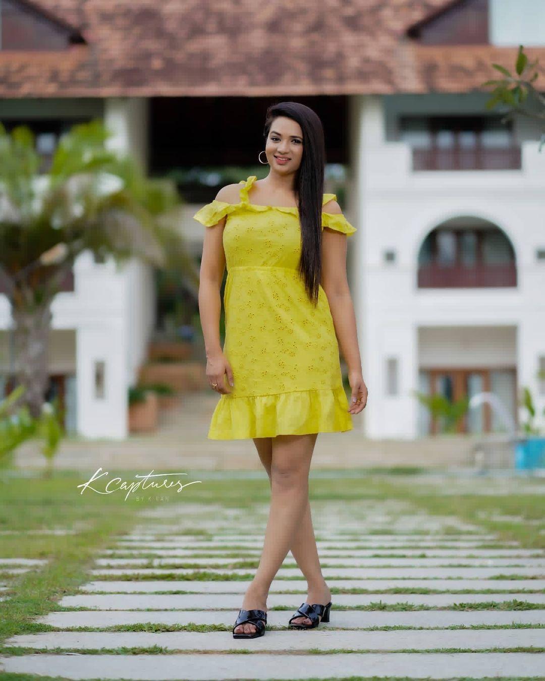South Indian television actress Saranya Anand hot photos | Saranya Anand very glamorous and cute stills