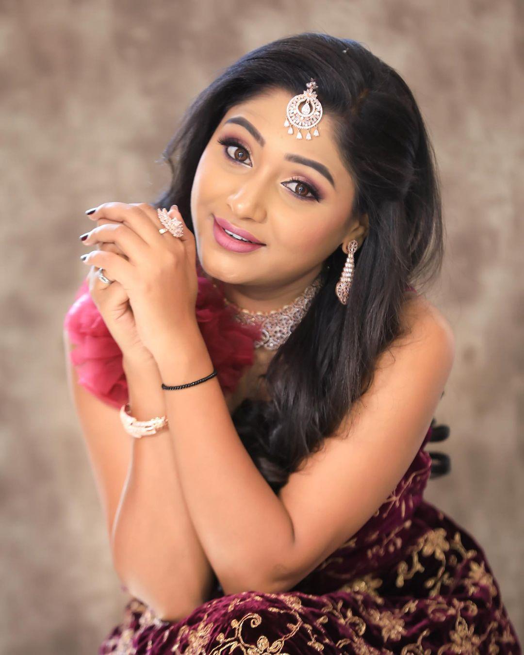 Kannada television actress Pavithra B Naik hot and sexy photoshoot | Pavithra B Naik looking very attractive and glamorous pictures