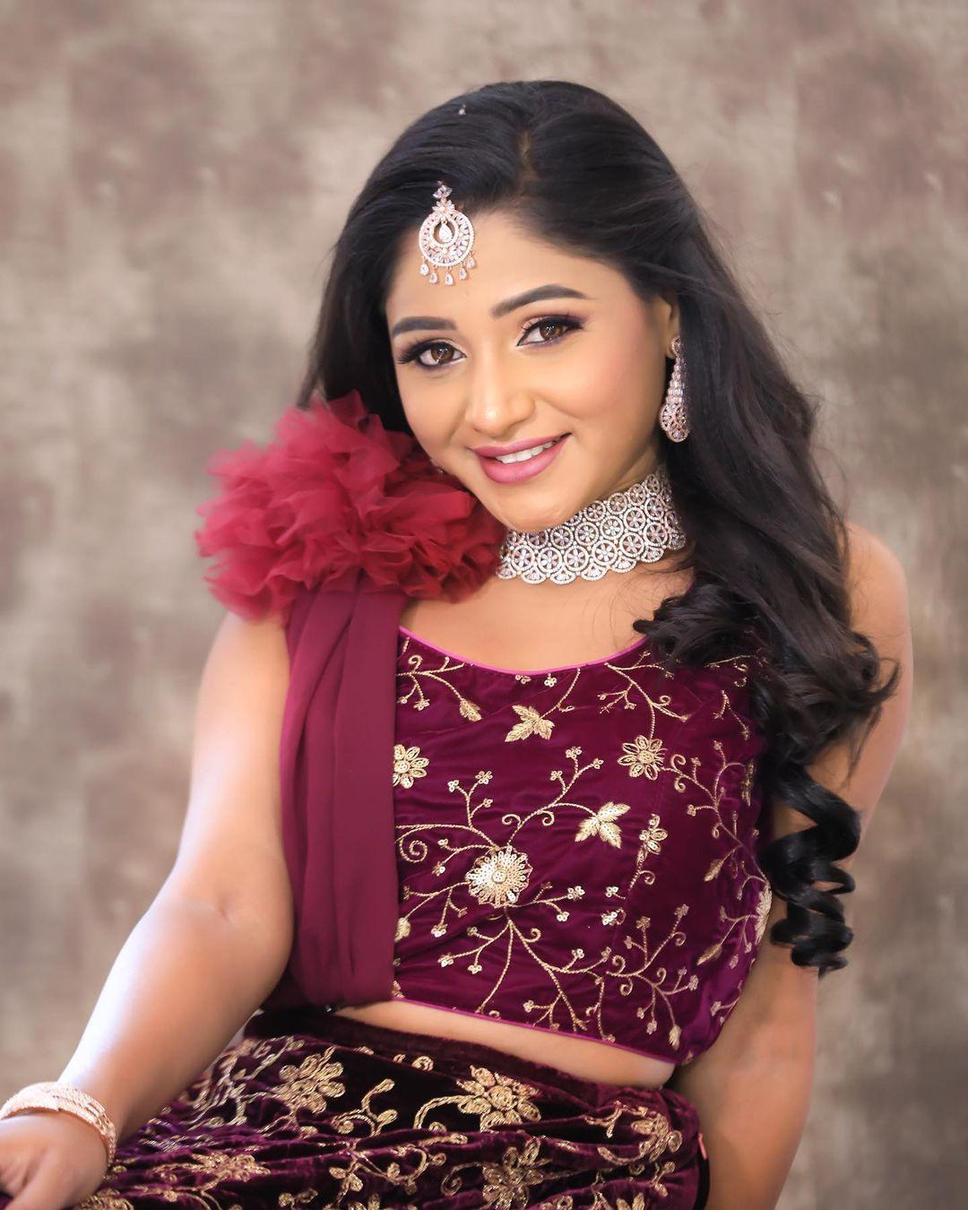 Kannada television actress Pavithra B Naik hot and sexy photoshoot | Pavithra B Naik looking very glamorous photos